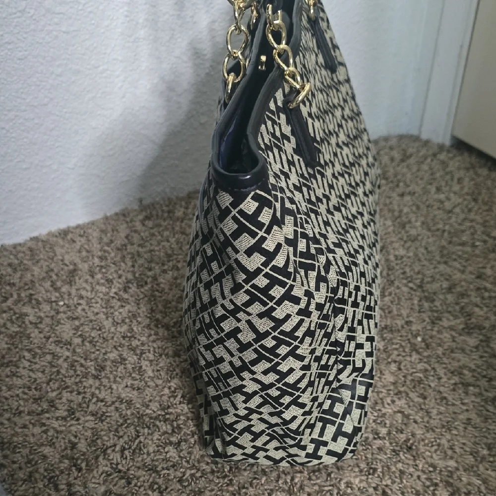 Tommy Hilfiger TH Patterned Black & Tan W/ Gold Hardware Large Tote (EUC)✨️🖤✨